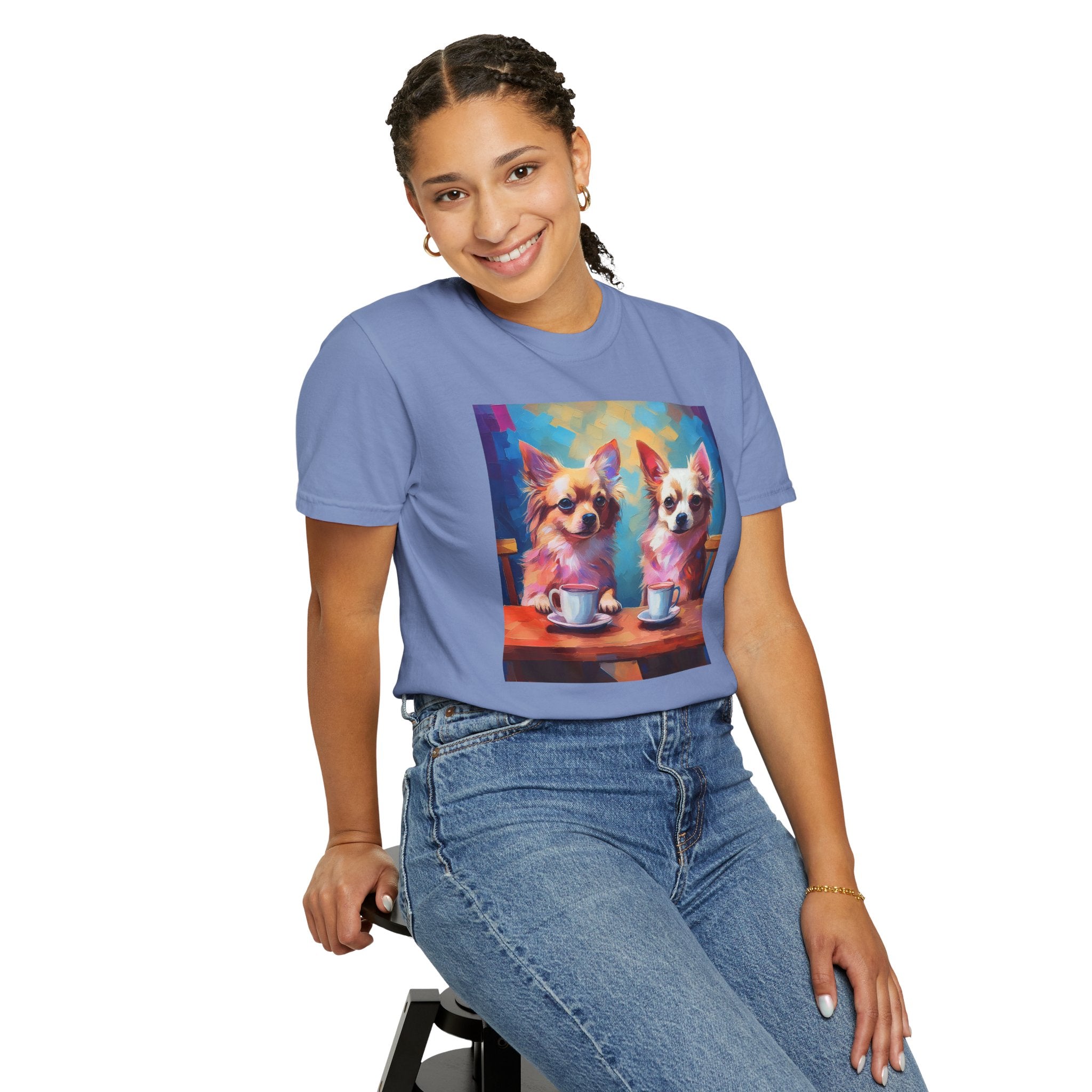 Cafe con Chihuahua Unisex Garment-Dyed T-shirt