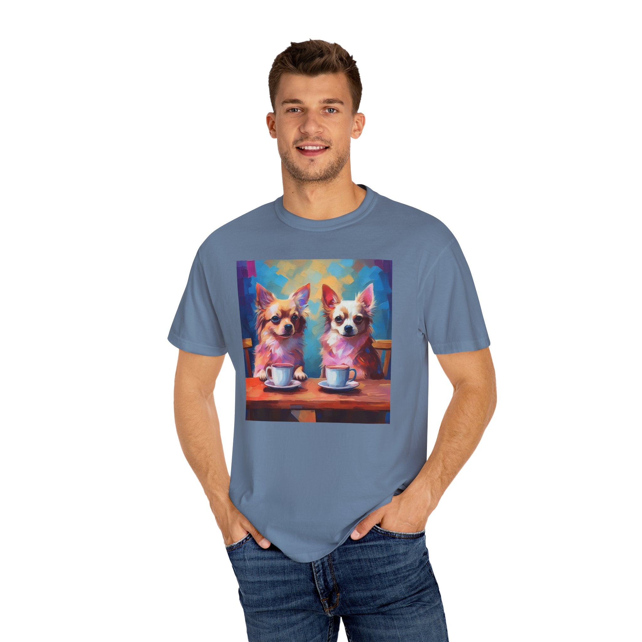 Cafe con Chihuahua Unisex Garment-Dyed T-shirt